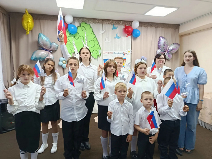 День Государственного флага Российской Федерации ежегодно отмечают 22 августа.